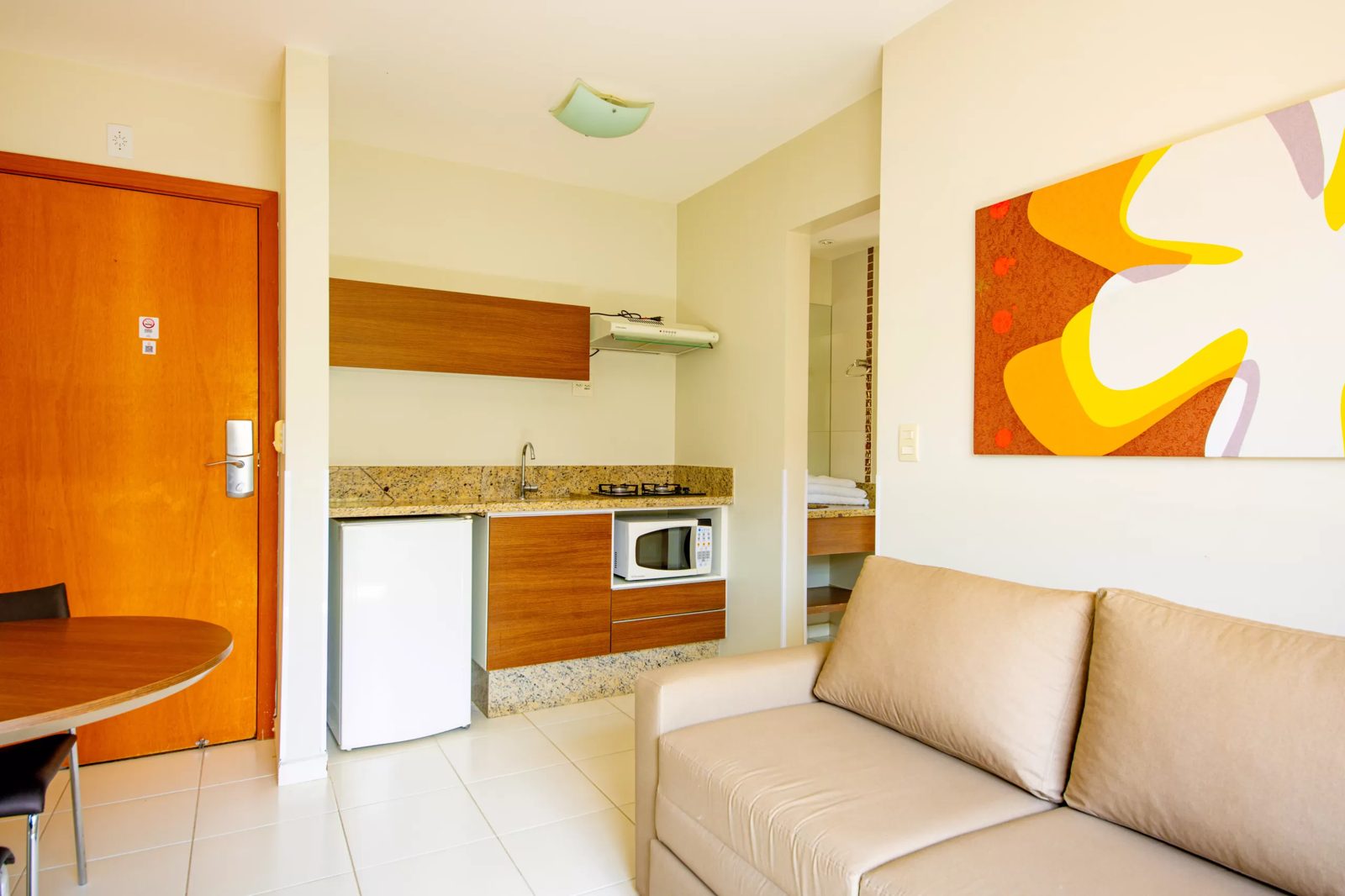 Apartamento do Boulevard Suíte Hotel com sofá, cozinha compacta e frigobar